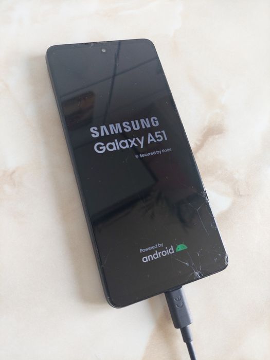 Vând Samsung Galaxy A51 + husă [necesită baterie nouă] //poze reale