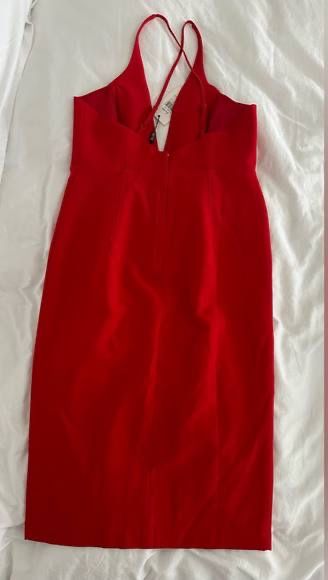 Красное платье с вырезом