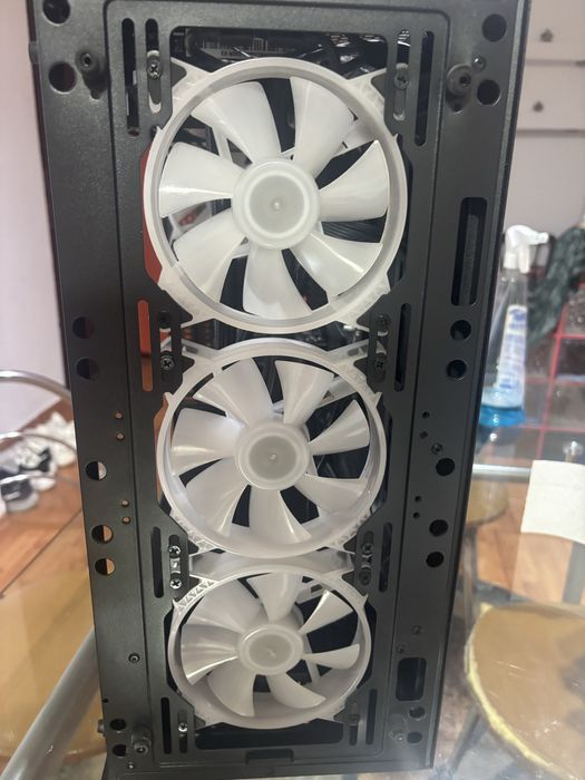 Se vinde PC GAMING , RTX 3050 cu Ryzen 7 5700x
