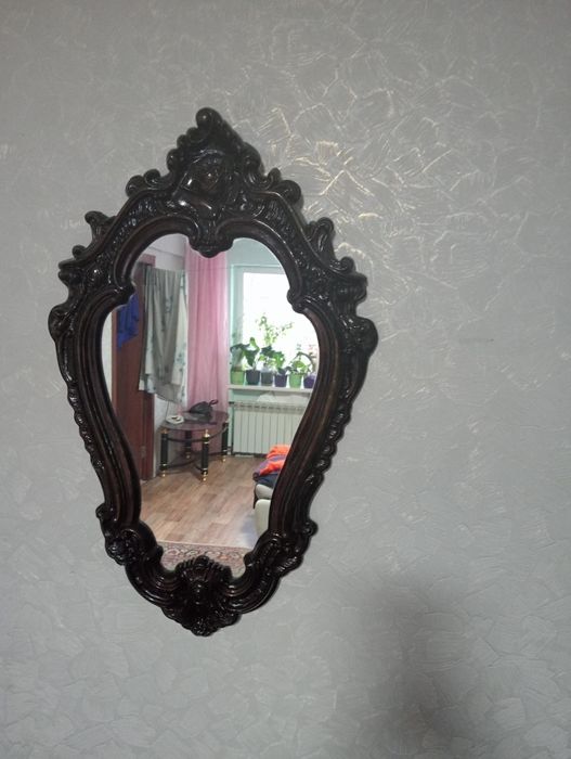 Продам Зеркало в гипсовой раме