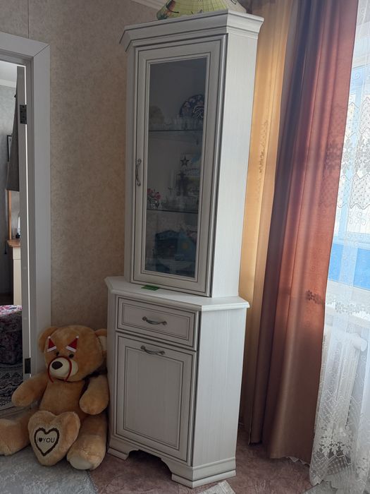 Продам тумбу для телевизора и витрину.