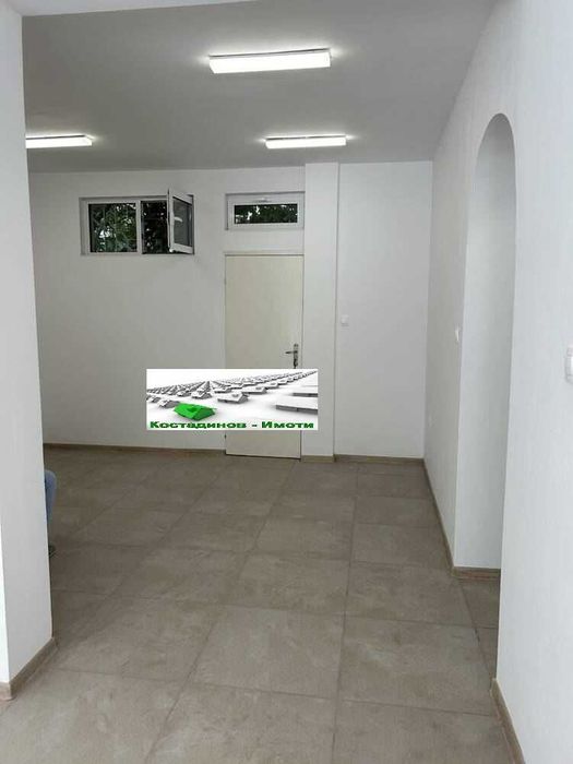 Дава се под наем Магазин в Пловдив, Кючук Париж - 60 кв.м за 548.25 € - Снимка #1