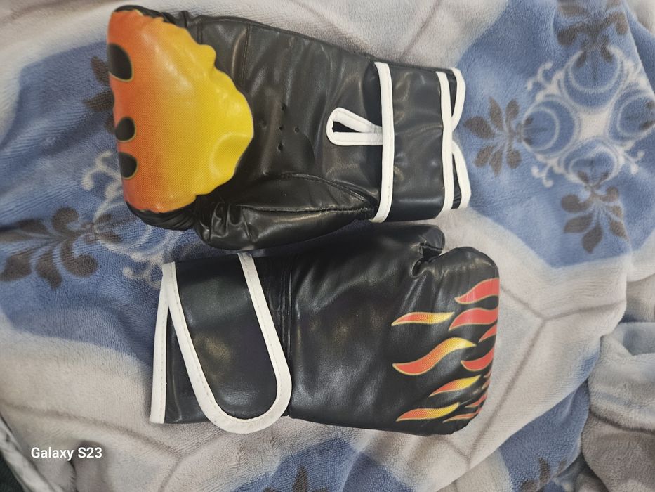 Продавам децки боксови ръкъвици