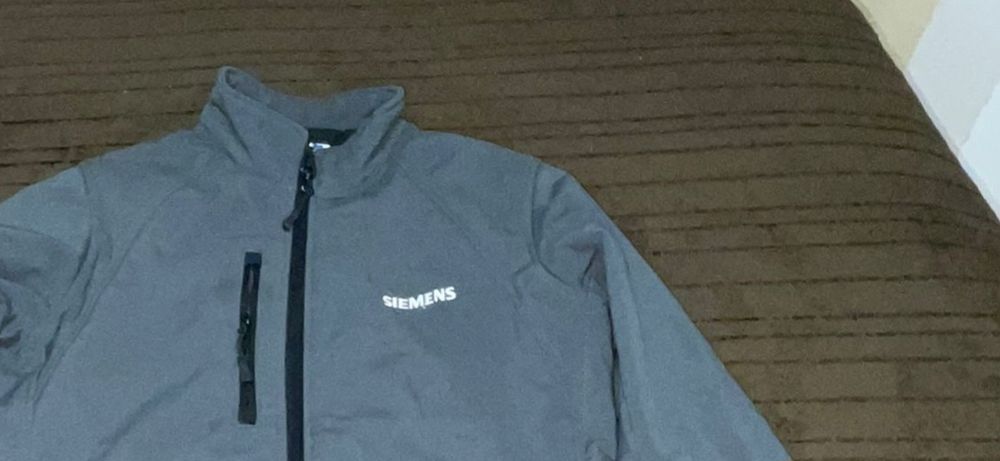 Geacă softshell Siemens, ca nouă, mărime M . Preț negociabil.
