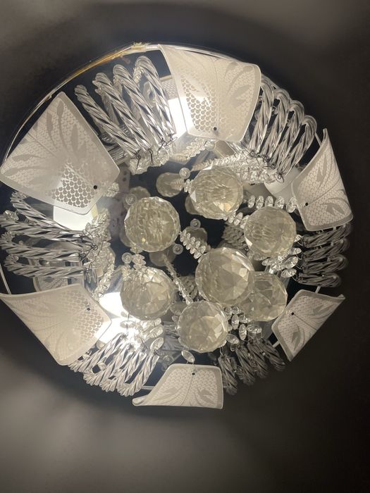 Продам люстру красивую