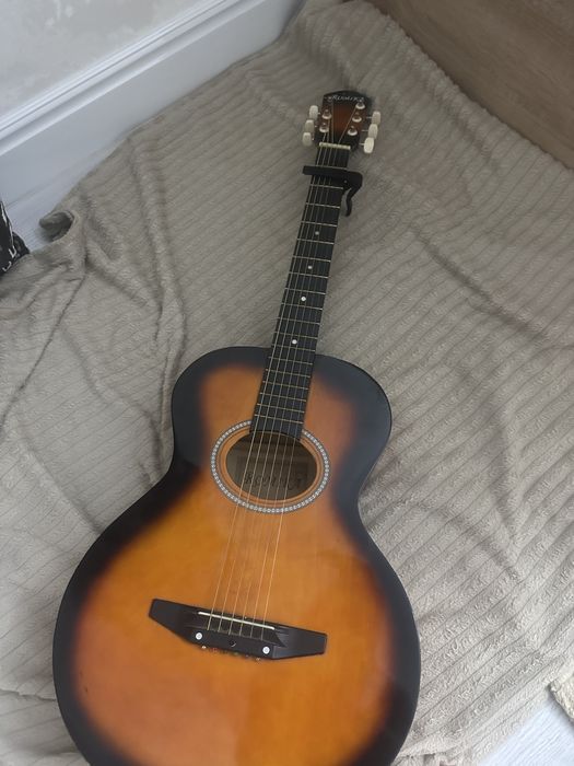 Акустическая гитара с кападастром