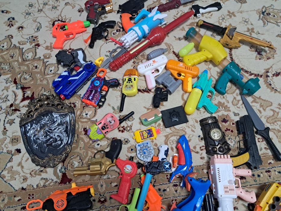 Пистолеты и игрушки продам