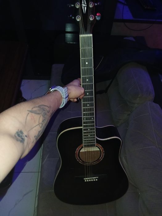 Срочно! Акустическая гитара , недорого
Акустическая гитара в