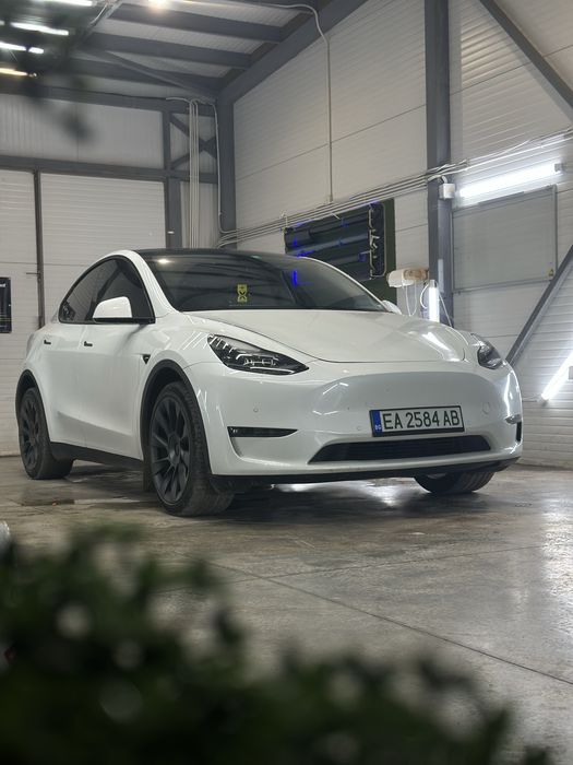 Затъмняване на автостъкла пастиране на фарове и облепяне на детайли