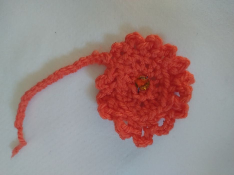 Breloc crosetat de mana cu piatra in mijloc