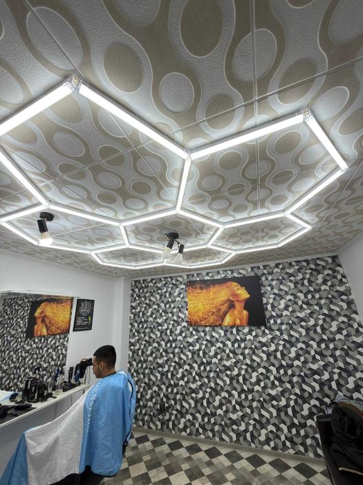 Tavane luminoase LED Frizerii: 1-14 Hexagoane configurabile. Lumină clară, fără umbre, care pune în valoare talentul și precizia frizerului!