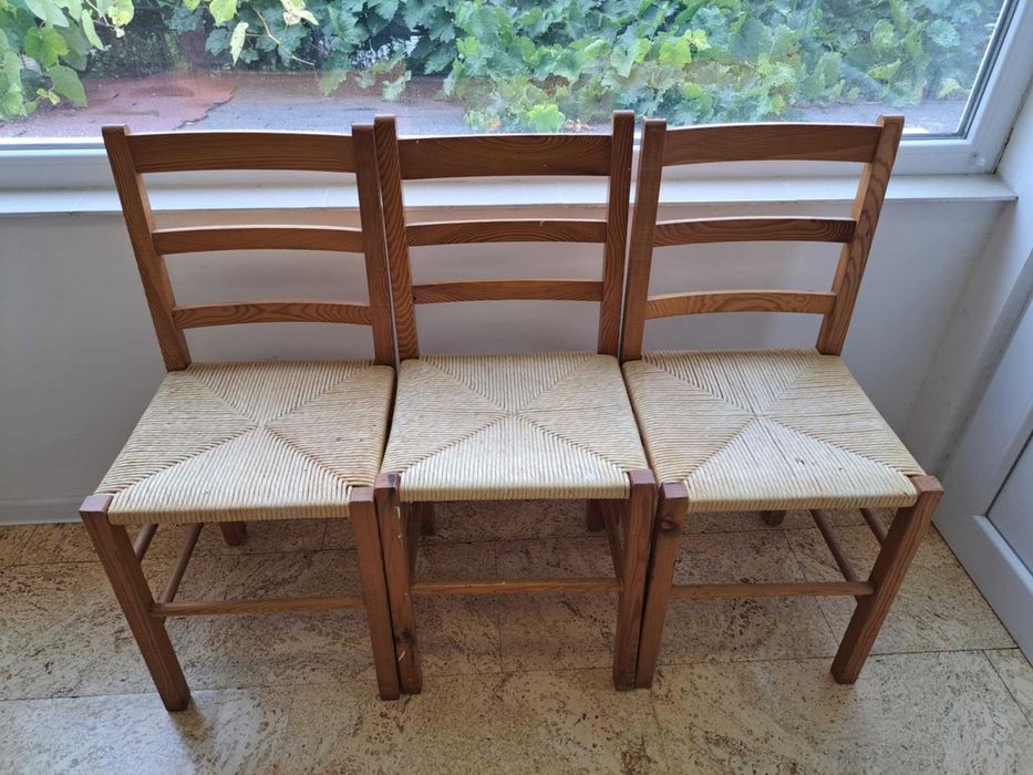 Дървени столове с ратанови седалки