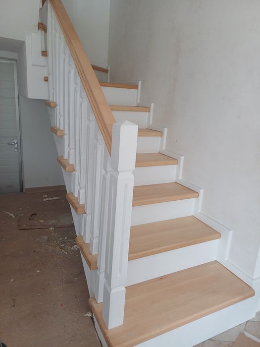 Scări din lemn masiv din stejar,frasin sau fag aburit ,cu montaj și tr
