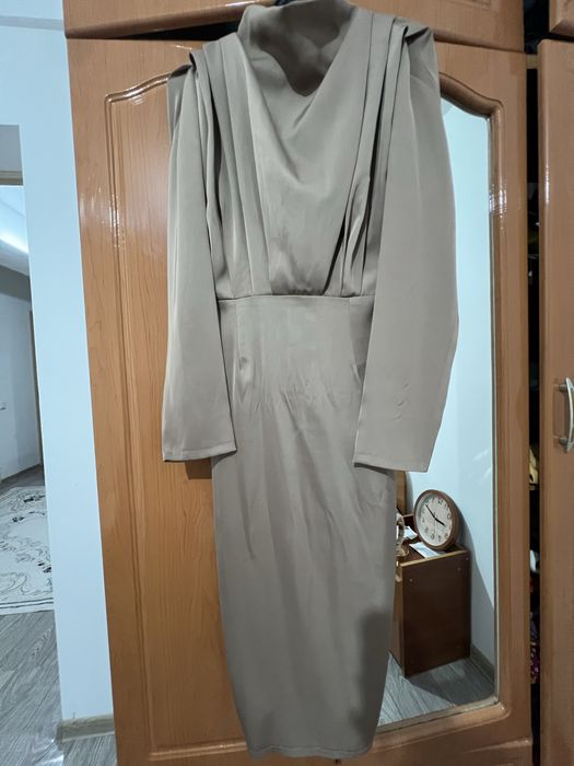 Бежевое платье прямого кроя