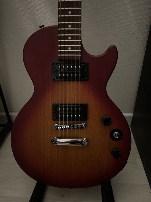 Продам электрогитару новая