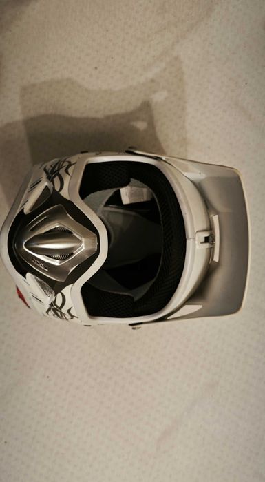 Продавам детска кросова каска