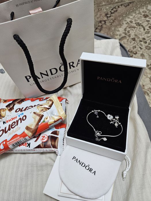 Продам оригинальный браслет Pandora с шармами