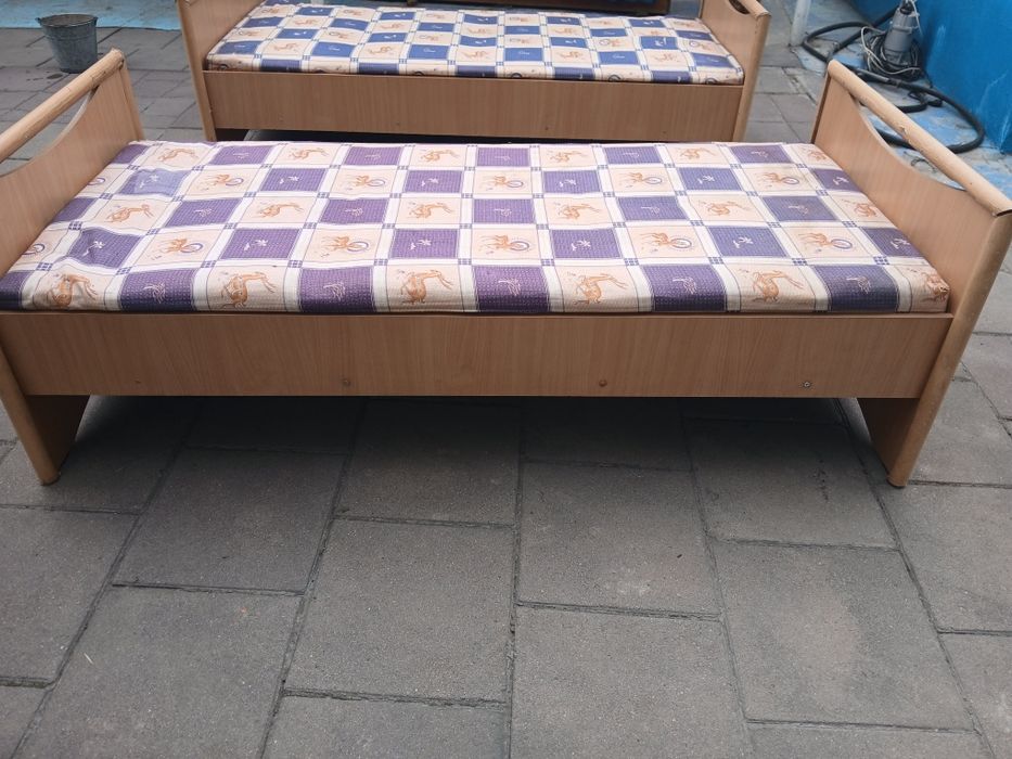 Продам 2 кровати,2детские кровати
