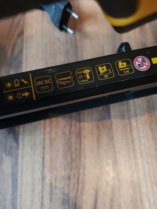 Pistol de bătut cuie în lemn Dewalt DCN 660