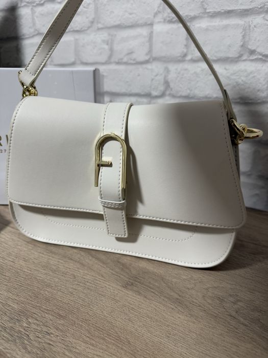 Оригинална чанта Furla Flow размер М