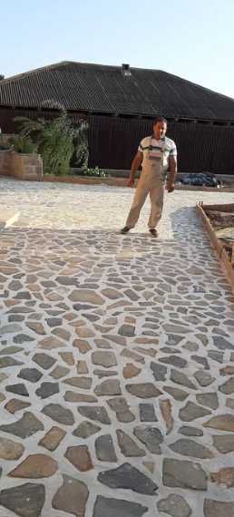 Amenajări exterioare cu piatră naturală de munte la cheie