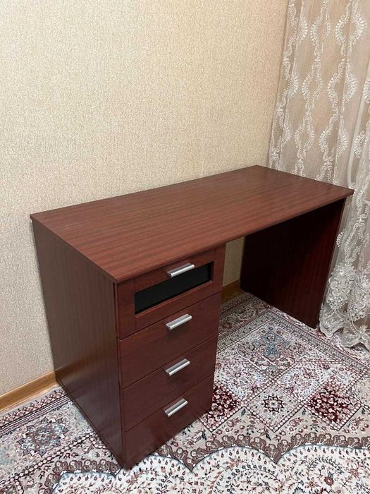 Стол письменный с ящиками