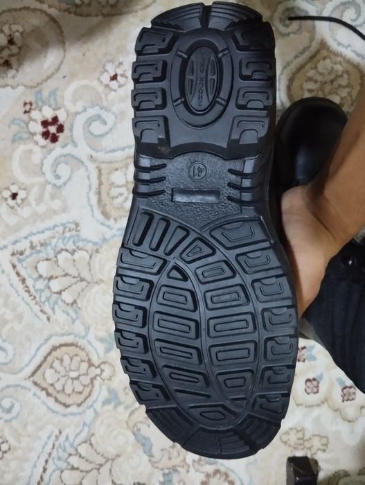 Подам берцы новые черные