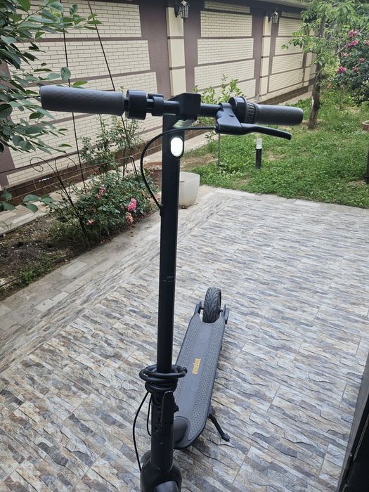 электросамокат Ninebot KickScooter Max G30 черного цвета.