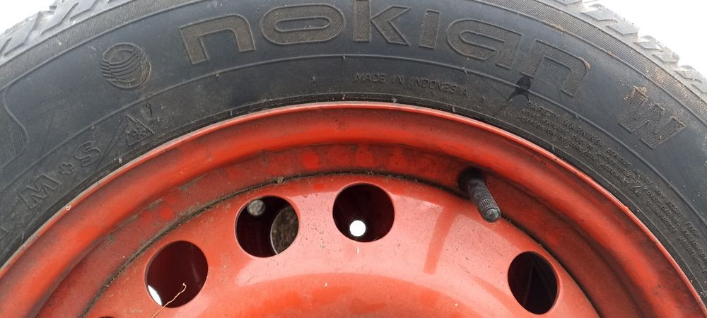 Vând 4 cauciucuri+jante iarnă 215/55 R16  , M+S , 2 Dunlop,2 Nokian.