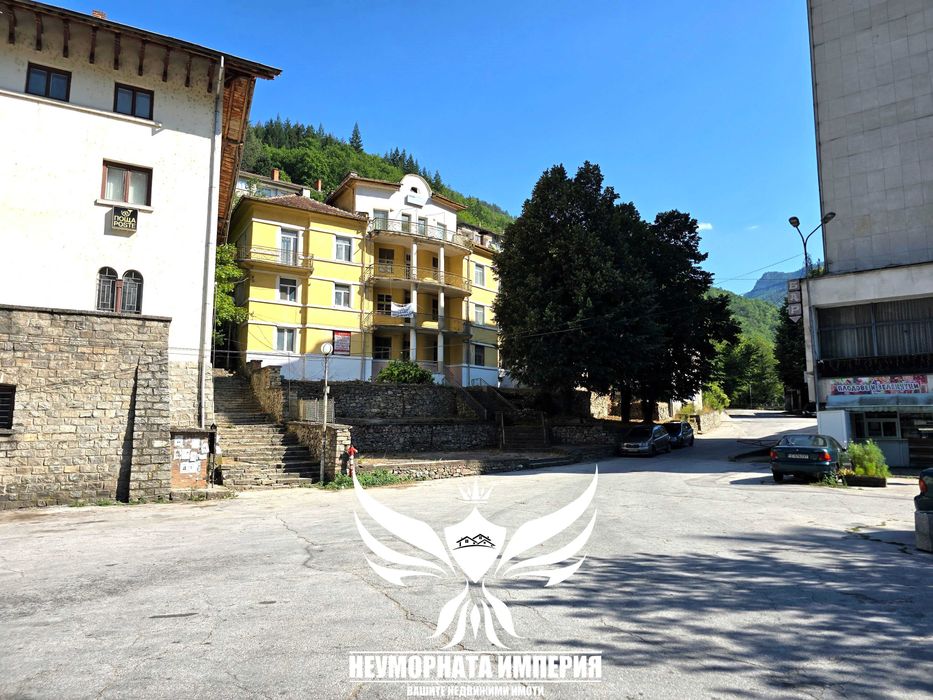 Продавам триетажен хотел с РЗП 870кв и парцел 830кв. в Нареченски Бани