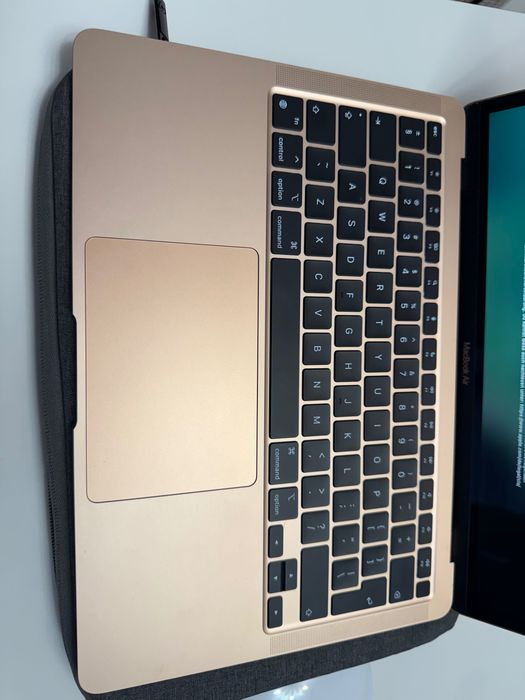 Macbook air 13 цвят Rose gold, 256GB SSD, процесор M1, 8GB рам - като нов! Комплект с мишка Apple Magic Mouse 3,калъф и преносима чанта към него