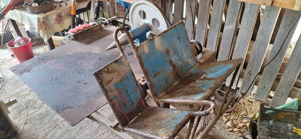 Masa circular si con despicare lemn.