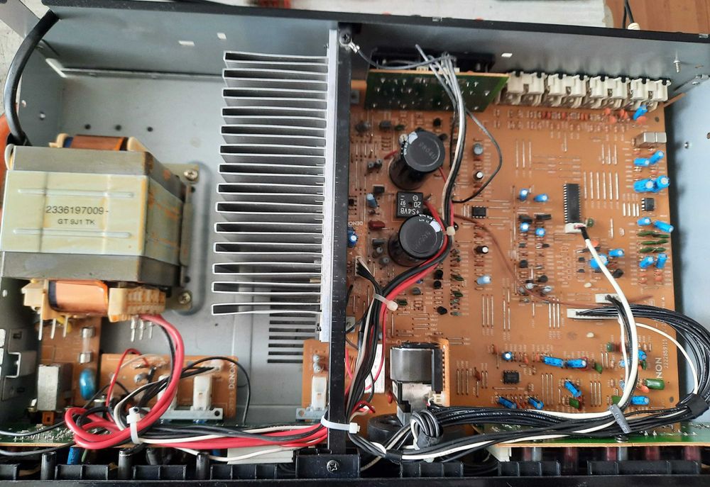 Продавам усилвател Denon pma-425-r