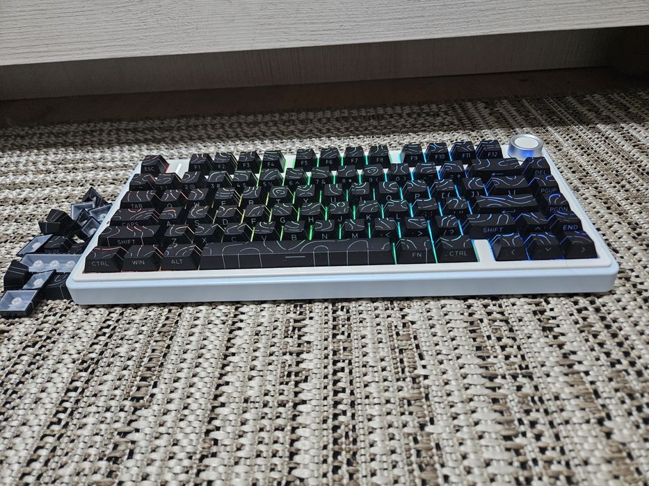 Продам новые чёрно прозрачные кейкапы