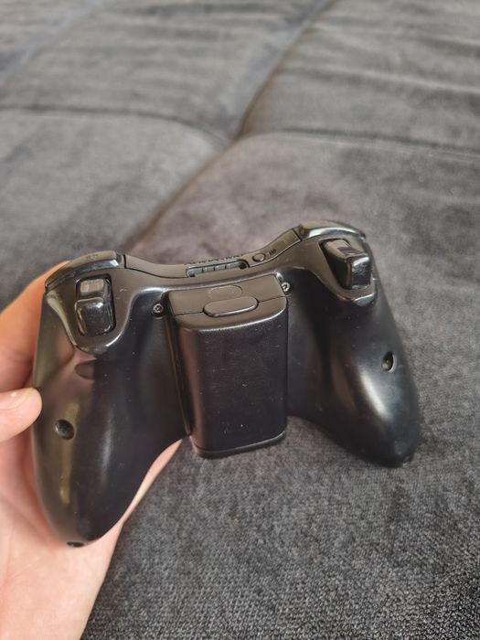 Vând pachet cu controler de Xbox 360 FIFA 16 și gta 5
