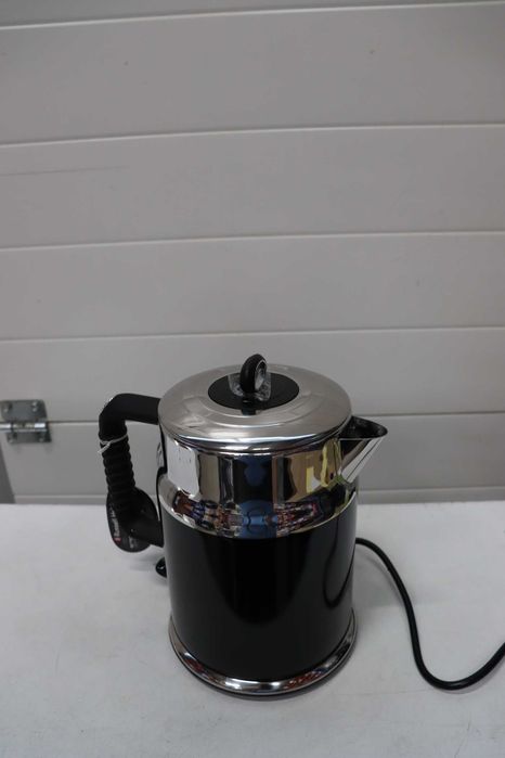 Електрическа кана Russell Hobbs Retro Style 1.7 л – черна с корпус от неръждаема стомана