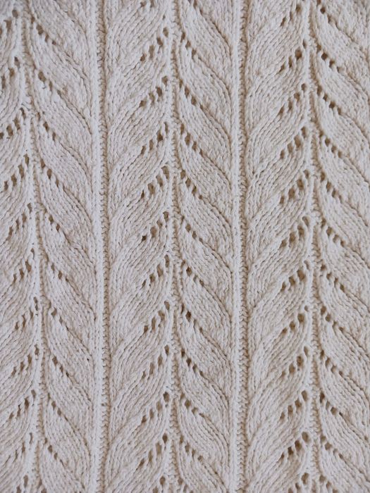 Продавам ръчно плетен на ръка дамски комплект - блуза и пола