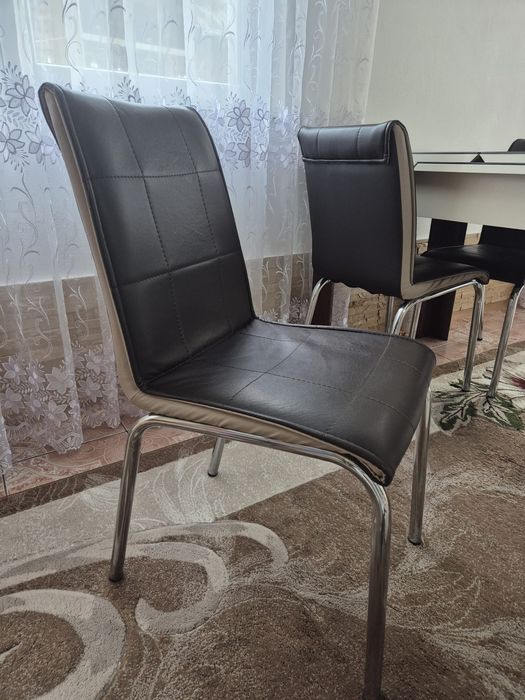 Vand masă și 6 scaune de sticlă în stare foarte bună