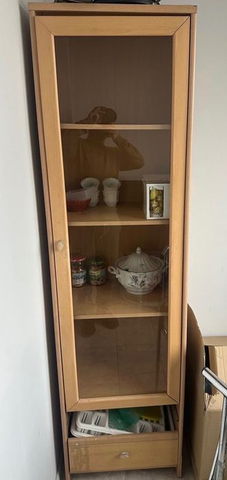 Шкаф со стеклянной дверью