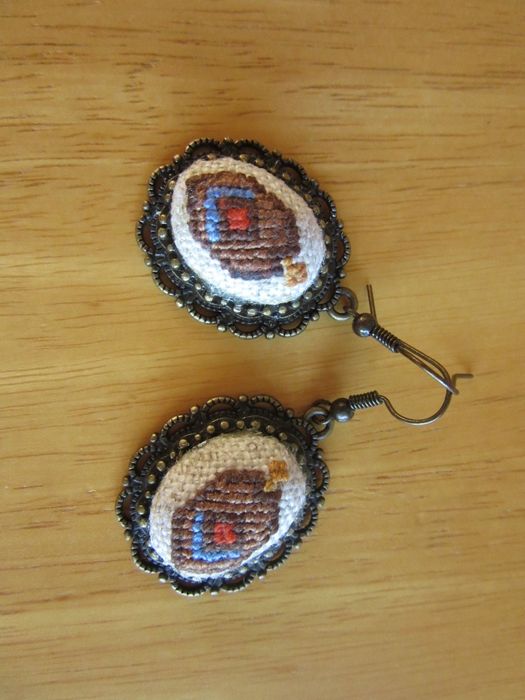 Ръчно бродирани аксесоари с българска шевица