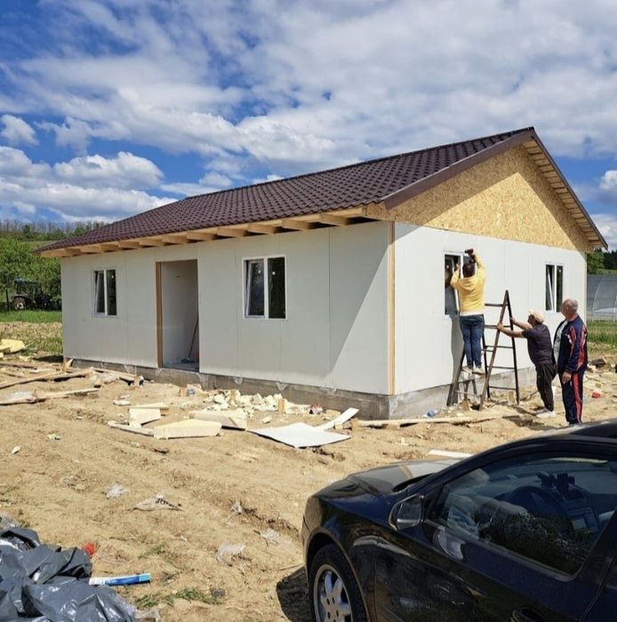 Vând case pe structura metalica