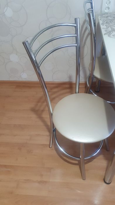 Продаю кухонный стол со стульями