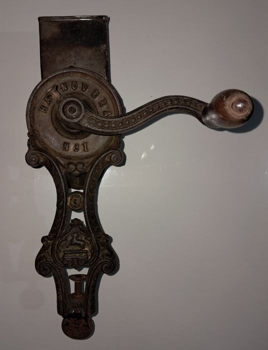 Râșniță pentru nucă veche vintage