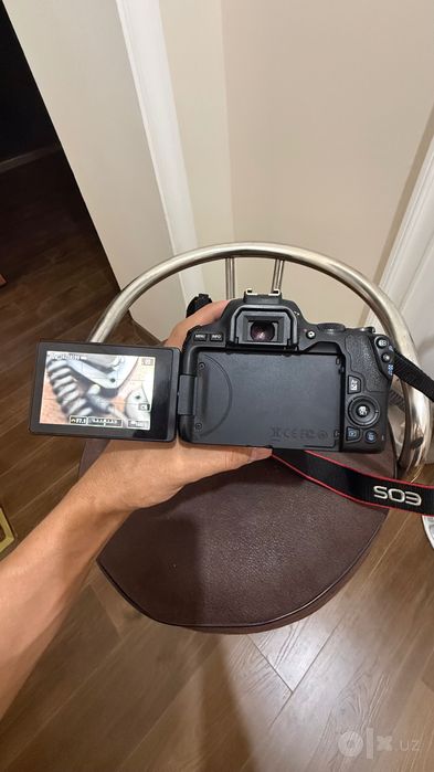 Продаю Canon EOS250D Kit 18-55mm IS STM+ Сумка+ Saramonic