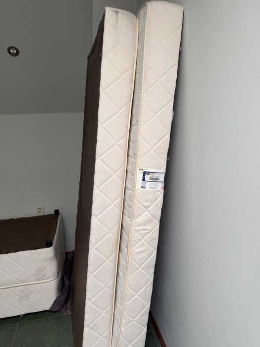 Единично легло с матрак 82/200 2 броя.Запазени,но за почистване