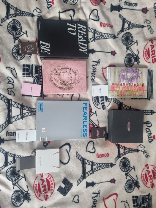 Vând albume kpop cu photocards