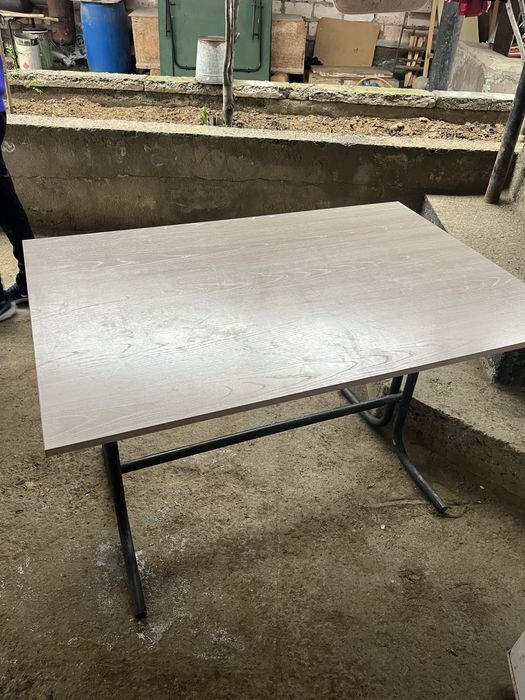 Стол и стулья продается