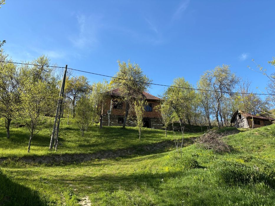 Vând casă+teren.