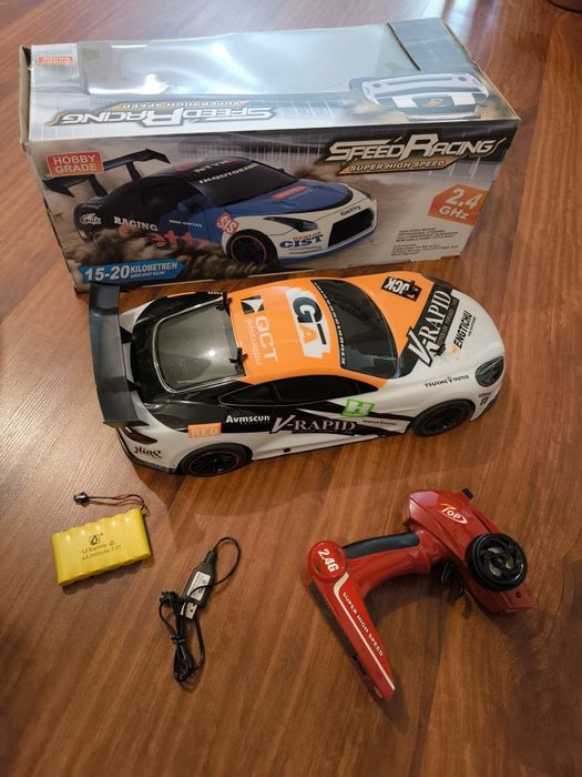 Машинка на пульте управления .