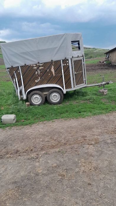 Vând remorca de cai